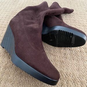 Like new Vaneli brown suede ankle boots - size 9 M